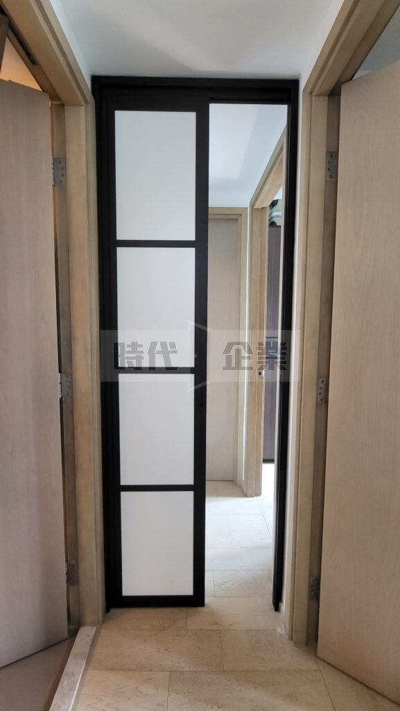 將軍澳住宅走廊做pd趟掩門 鋁合金邊框 黑色門框配白油玻璃 向內開有鎖