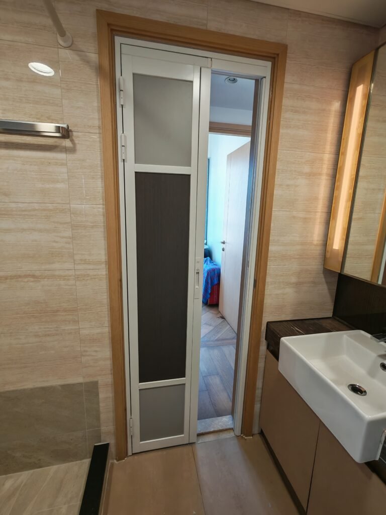 將軍澳住宅浴室廁所pd趟掩門 鋁合金 白色門框配灰色鋁板+木紋鋁板 向內開有鎖
