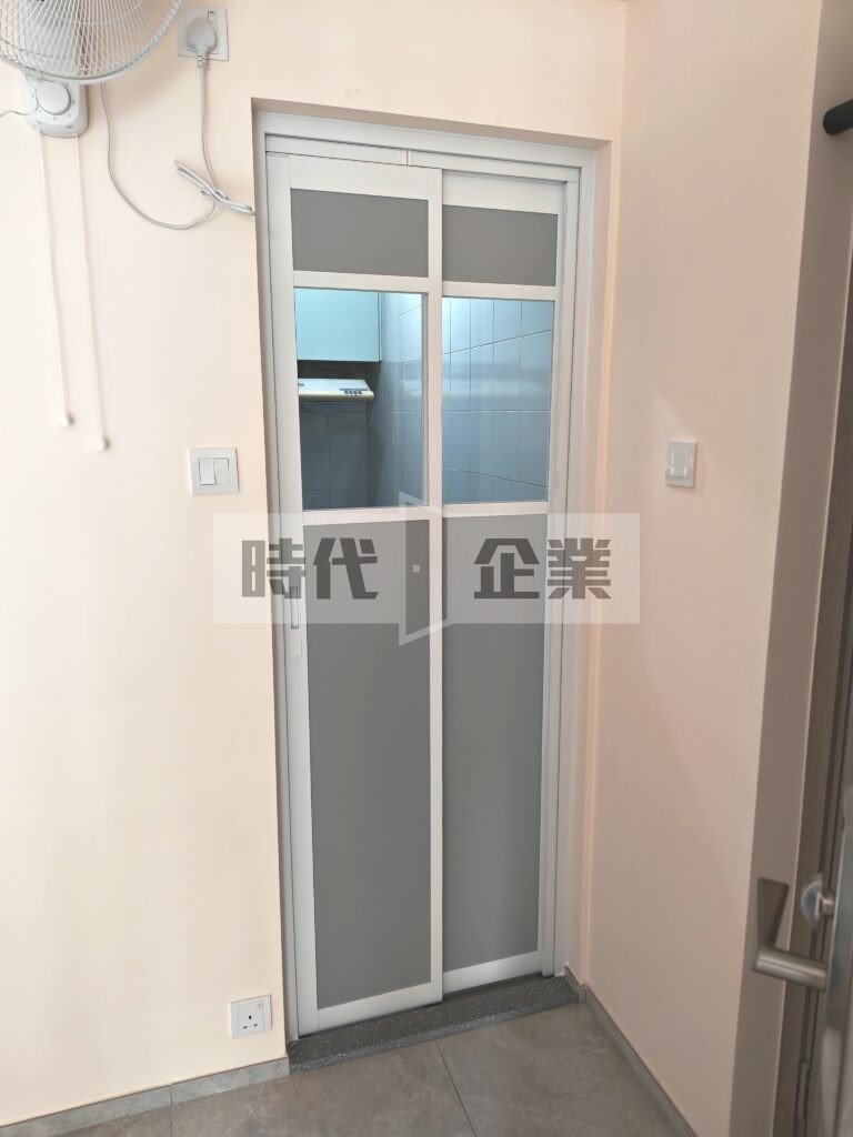 西環住宅廚房做pd趟掩門 白色門框配灰色鋁板+透明玻璃 向內開有鎖