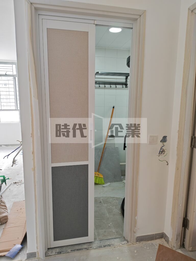 東涌公屋住宅廁所pd趟掩門 鋁合金邊框 白色框配淺色布紋板+灰色布紋板 向內開 無印風格