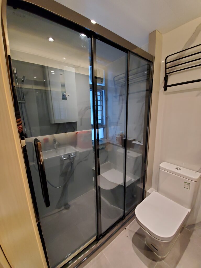 火炭居屋住宅三趟浴屏 灰玻璃配黑鏡不銹鋼外框 防銹外框