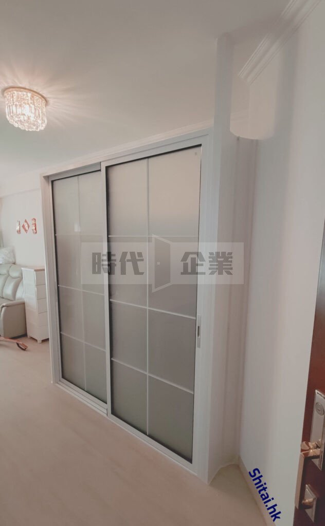 尖沙咀港景峯住宅廳間 L字型轉角玻璃工人房間隔 吊趟門白色極窄鋁邊框配白膜玻璃 吊趟門 間房 間隔 L 型間隔 L 型間房#趟門 #吊趟門 #無地軌趟門 #懸浮趟門 #玻璃趟門 #鋁合金趟門#拆舊換新 #舊門換新 #趟門維修 #趟門卡頓 #浴室門 #廚房門 #家居維修Before and after of installing a trackless glass sliding partition door#AluminiumSlidingDoor #AluminiumDoors#SlidingDoor #SlidingDoors#TopHungSlidingDoor #TopHungDoor#TracklessSlidingDoor #NoBottomTrack#GlassSlidingDoor #GlassDoor Sliding room dividers Sliding partition doors Internal sliding doors Glass sliding partitions Room separator doors Custom sliding doors for room partition Frosted glass sliding room dividers Space-saving sliding partition walls How to divide a living room with sliding doors