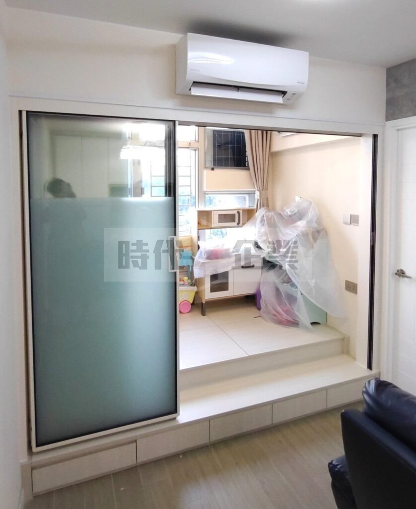 馬鞍山居屋屋苑住宅地台床三趟門 白色鋁邊框配三分二做磨砂三分一透明玻璃地台床設計, 無地軌玻璃門 吊趟門 間房 間隔 L 型間隔 L 型間房#趟門 #吊趟門 #無地軌趟門 #懸浮趟門 #玻璃趟門 #鋁合金趟門#拆舊換新 #舊門換新 #趟門維修 #趟門卡頓 #浴室門 #廚房門 #家居維修Before and after of installing a trackless glass sliding partition door#AluminiumSlidingDoor #AluminiumDoors#SlidingDoor #SlidingDoors#TopHungSlidingDoor #TopHungDoor#TracklessSlidingDoor #NoBottomTrack#GlassSlidingDoor #GlassDoor Sliding room dividers Sliding partition doors Internal sliding doors Glass sliding partitions Room separator doors Custom sliding doors for room partition Frosted glass sliding room dividers Space-saving sliding partition walls How to divide a living room with sliding doors