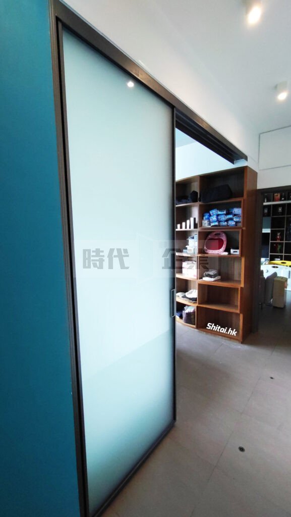 走廊門大圍曉翠山莊住宅睡房三趟門灰色極窄鋁邊框去磨砂玻璃 單邊柱設計 原本開放式設計裝門後能夠變回獨立空間 吊趟門 間房 間隔 L 型間隔 L 型間房#趟門 #吊趟門 #無地軌趟門 #懸浮趟門 #玻璃趟門 #鋁合金趟門#拆舊換新 #舊門換新 #趟門維修 #趟門卡頓 #浴室門 #廚房門 #家居維修Before and after of installing a trackless glass sliding partition door#AluminiumSlidingDoor #AluminiumDoors#SlidingDoor #SlidingDoors#TopHungSlidingDoor #TopHungDoor#TracklessSlidingDoor #NoBottomTrack#GlassSlidingDoor #GlassDoor Sliding room dividers Sliding partition doors Internal sliding doors Glass sliding partitions Room separator doors Custom sliding doors for room partition Frosted glass sliding room dividers Space-saving sliding partition walls How to divide a living room with sliding doors