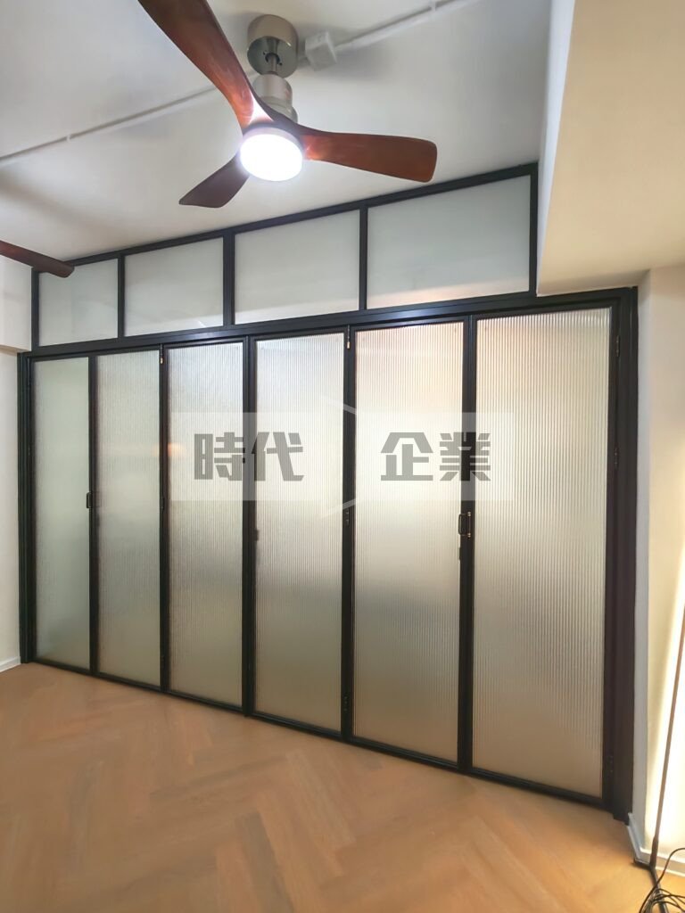 中環商廈趟摺門做出辦公室間隔，無地軌黑色極簡鋁框長虹磨砂玻璃，全部打開靈活空間使用