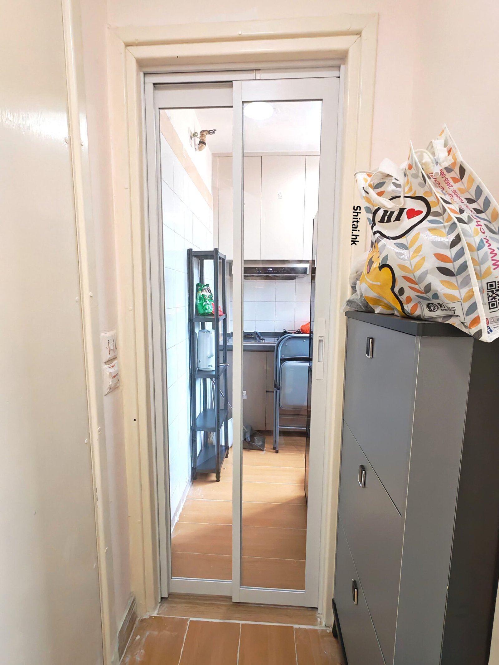 將軍澳公屋住宅廚房換上pd趟掩門 白色框配超白玻璃 向內開有鎖