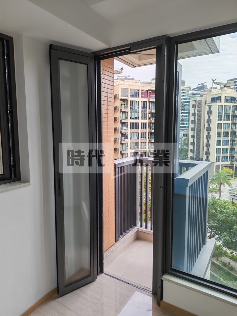 掃管笏凱和山住宅露台加裝PD趟掩門 鋁合金邊框 灰色門框配透明強化玻璃