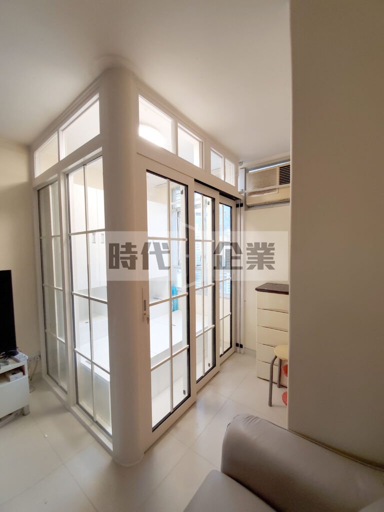 石硤尾邨公屋住宅L型間房 白色鋁邊框配磨砂強化玻璃 睡房間隔三趟門間房保留透光, 趟窗保持透氣 #趟門 #吊趟門 #無地軌趟門 #懸浮趟門 #玻璃趟門 #鋁合金趟門#拆舊換新 #舊門換新 #趟門維修 #趟門卡頓 #浴室門 #廚房門 #家居維修#極簡風 #長虹玻璃門 #幼框趟門 #香港裝修 #室內設計 #空間改造 #家居設計 Sliding door room divider