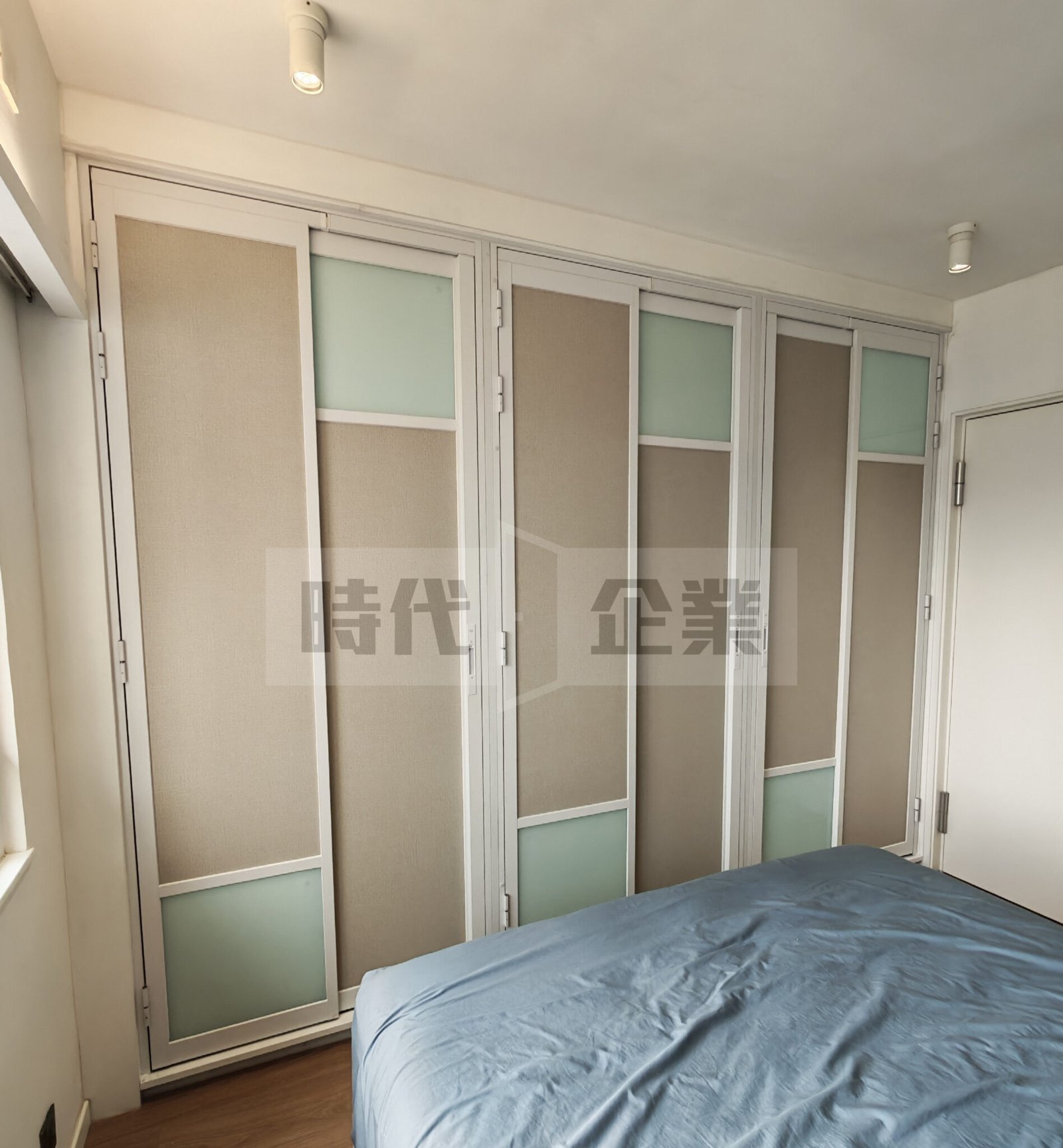 灣仔慧景臺住宅衣櫃用PD門，鋁材輕巧防塵防潮，白油玻璃有強化不會透pd趟掩門白色框配長虹磨砂玻璃