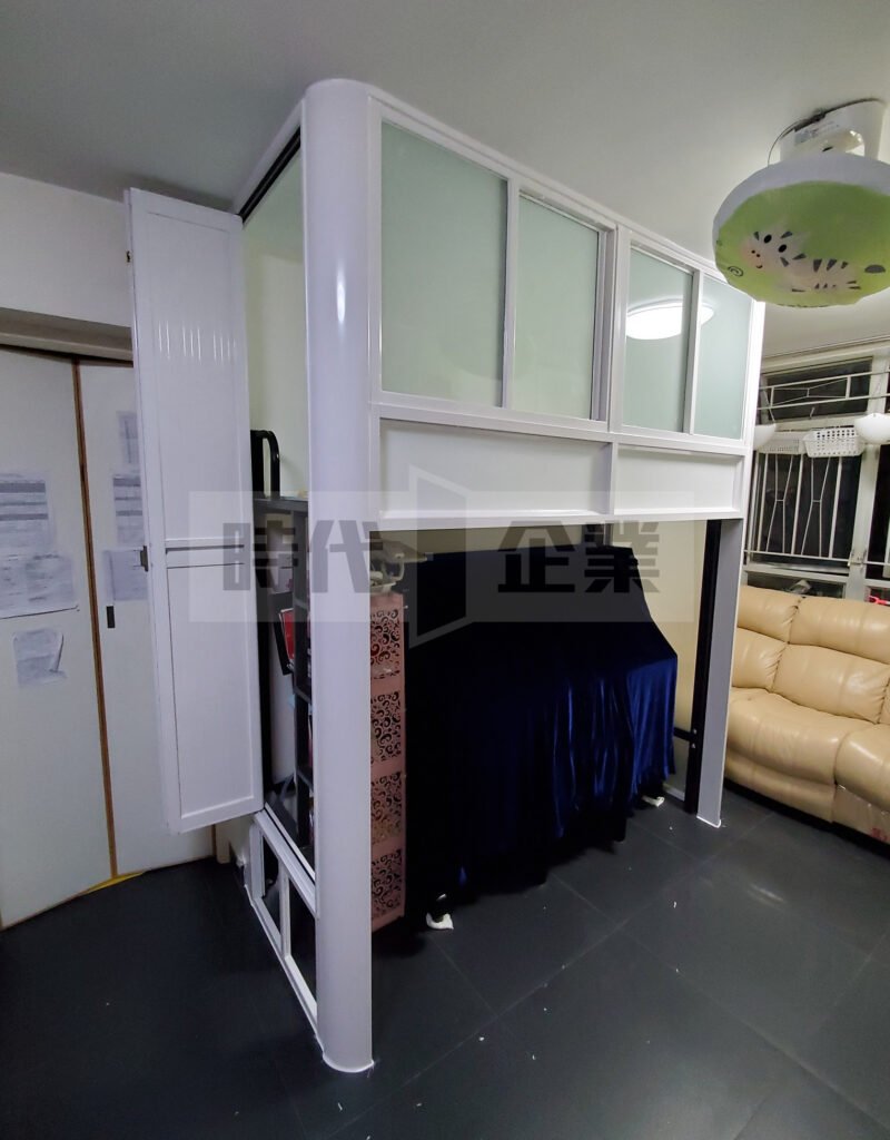 鋁摺門，固定圓柱，玻璃趟窗完美包圍高架床做出工人房，Help's room Idea