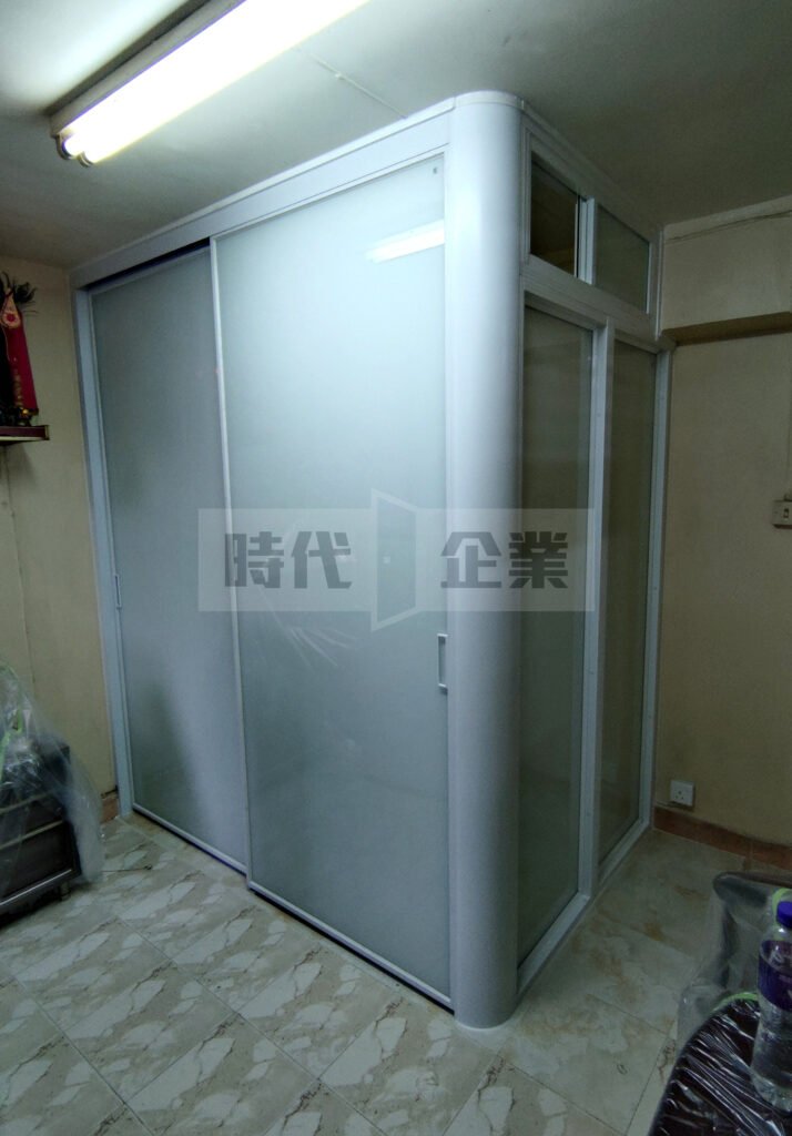 趟門分隔高架床與客廳既之間間出工人房， 有一個心理上既安全距離即使"同住難" 都可以令戶主同傭工 生活得更舒適，#工人房趟門 #工人房設計