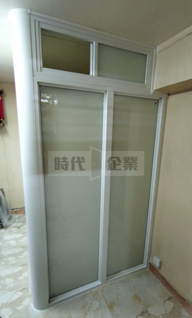 L字型工人房短邊固定玻璃預留放置原有傢具，工人房有趟窗透氣，#工人房趟門 #工人房設計